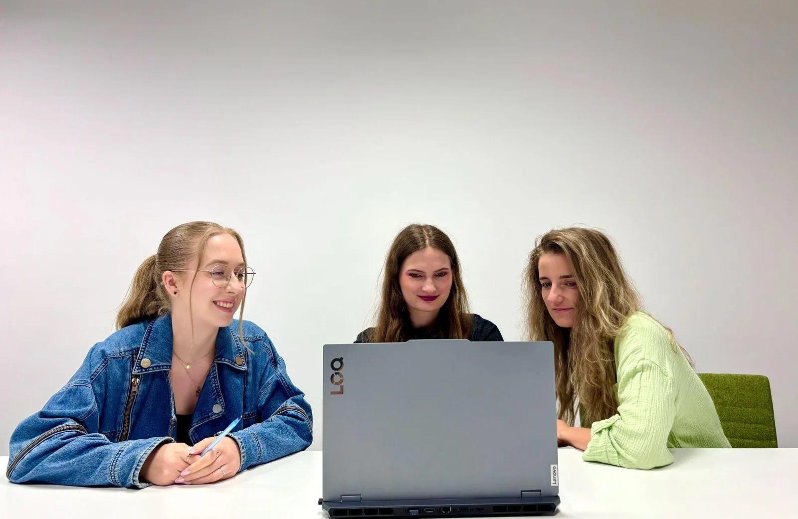 Specjalistki Up Blue wspólnie analizują wyniki kampanii przy laptopie