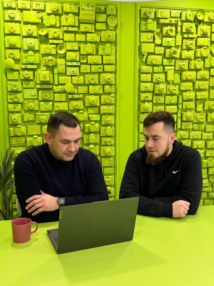 Specjaliści Up Blue analizują dane kampanii Google Ads przy laptopie