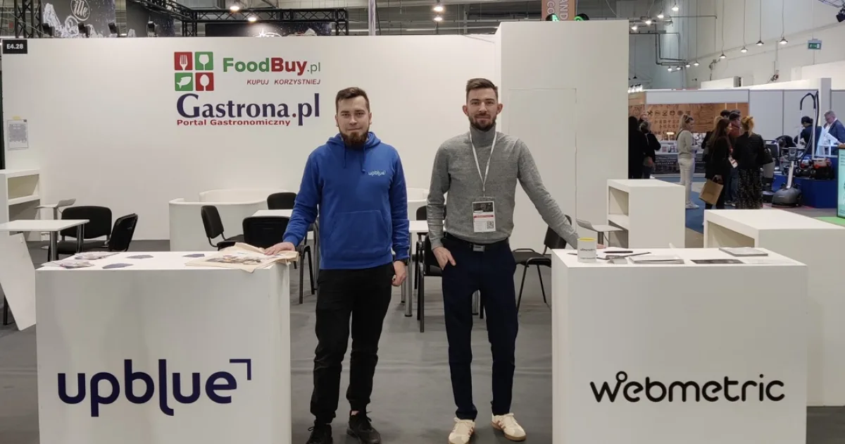 Dwóch przedstawicieli Up Blue na wspólnym stoisku Up Blue i Webmetric na targach EuroGastro 2025 w Ptak Warsaw Expo