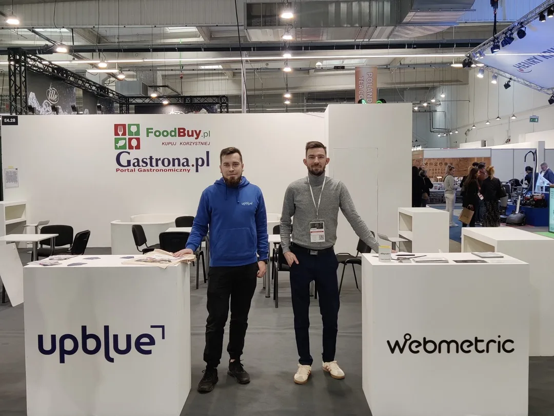 Przedstawiciele Up Blue przy ladach Up Blue i Webmetric na wspólnym stoisku podczas targów EuroGastro 2025 w Ptak Warsaw Expo