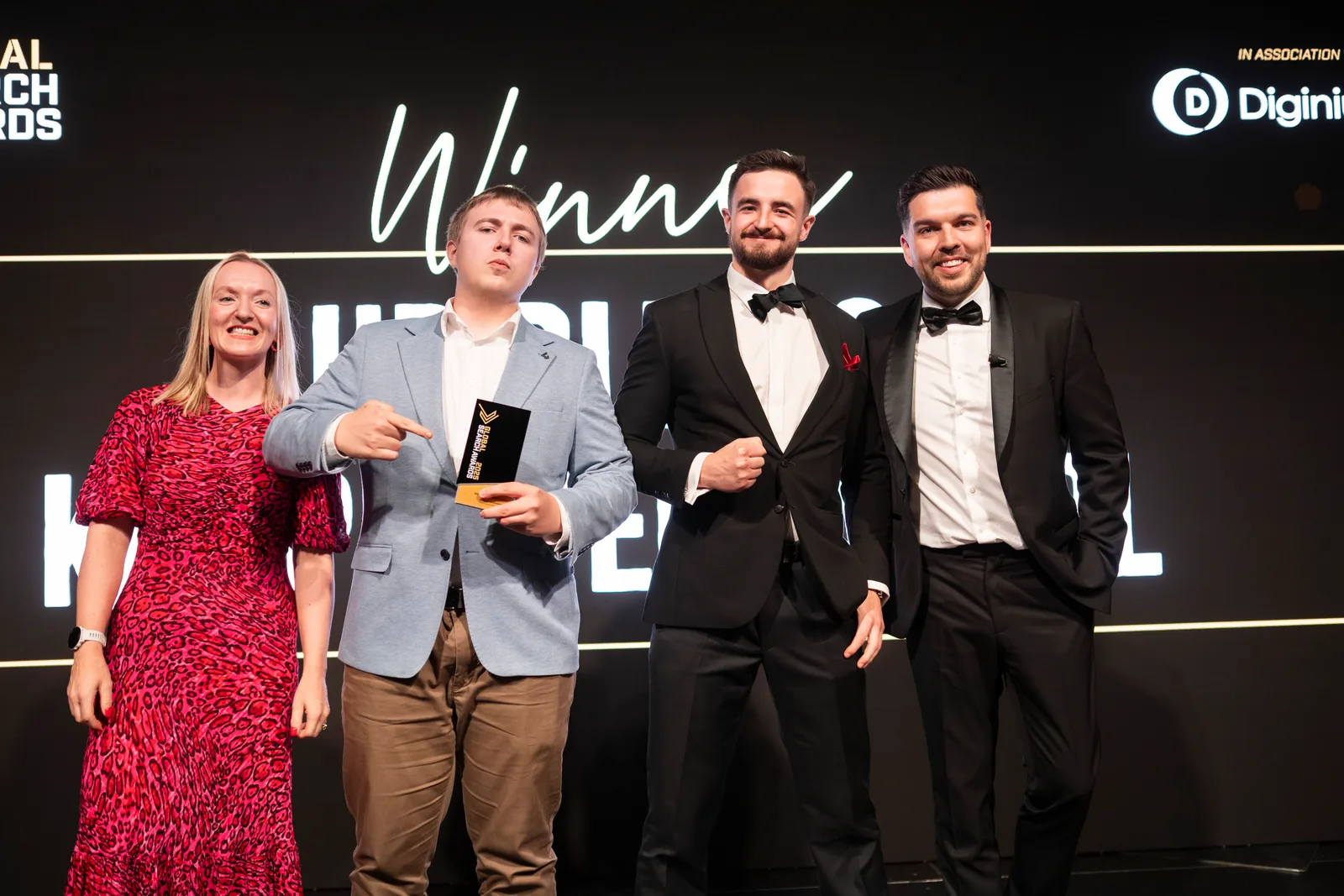 Zespół Up Blue odbiera nagrodę Global Search Awards 2025 na gali w Dublinie (Irlandia)
