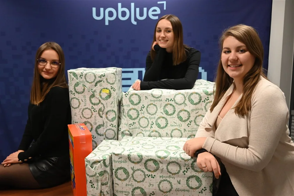 Zespół Up Blue z prezentami przygotowanymi w ramach akcji charytatywnej