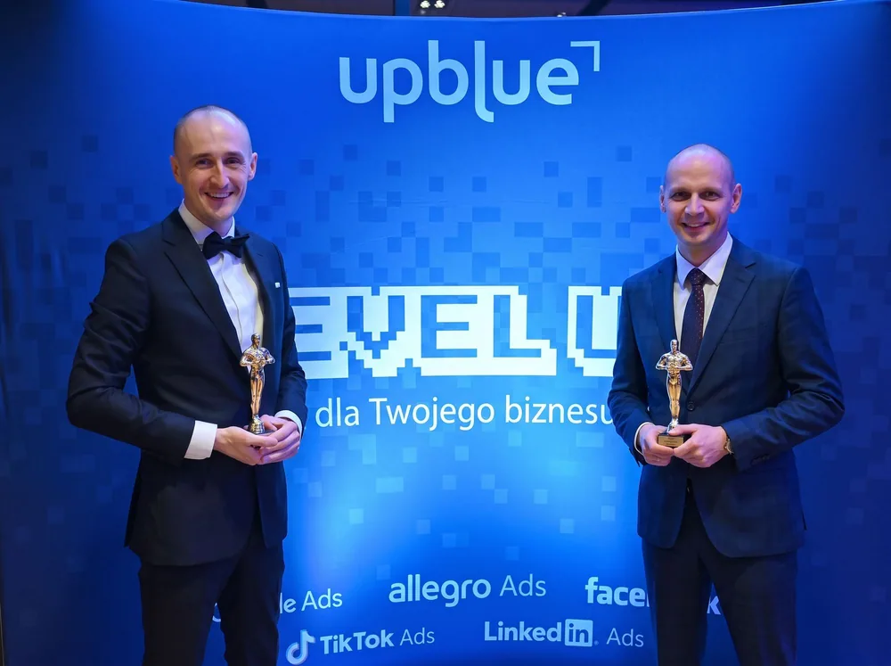 Zespół Up Blue odbiera nagrodę na gali Level Up dla Twojego biznesu