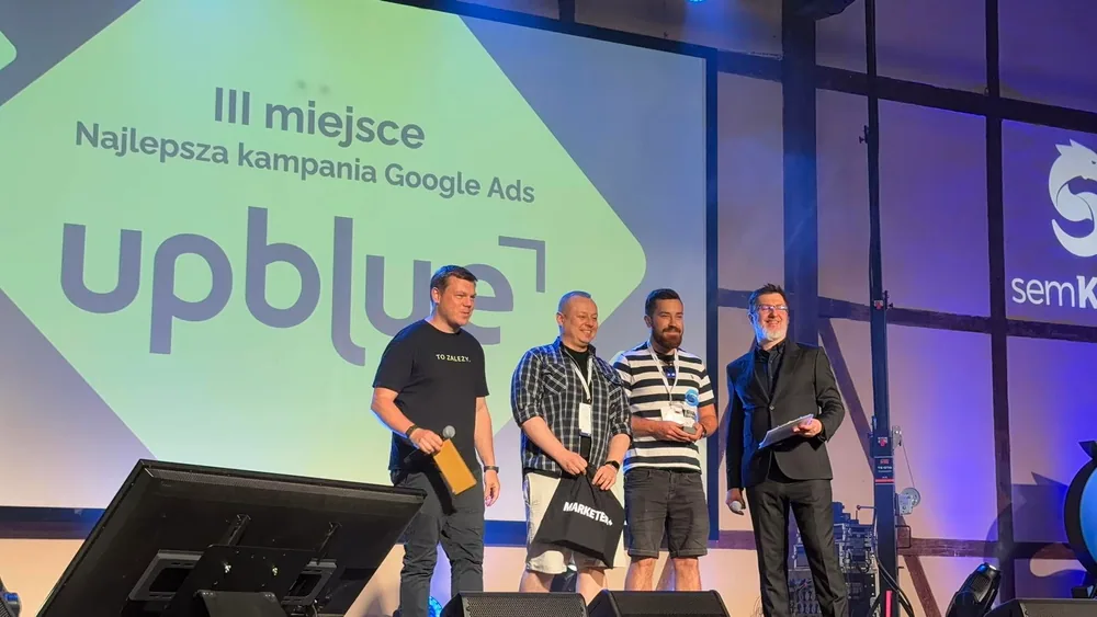 Zespół Up Blue odbiera nagrodę za 3. miejsce w kategorii Najlepsza kampania Google Ads na semKRK Awards 2026