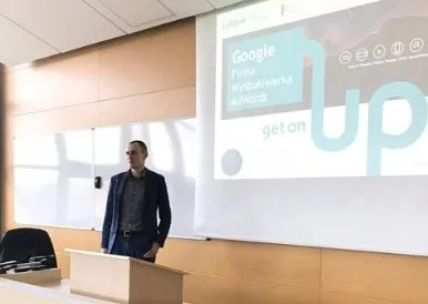 Piotr Połczyński prowadzi wykład o Google Ads na UAM